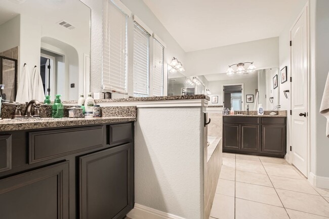 Building Photo - 5 Bedrooms and 3+ Living Spaces!