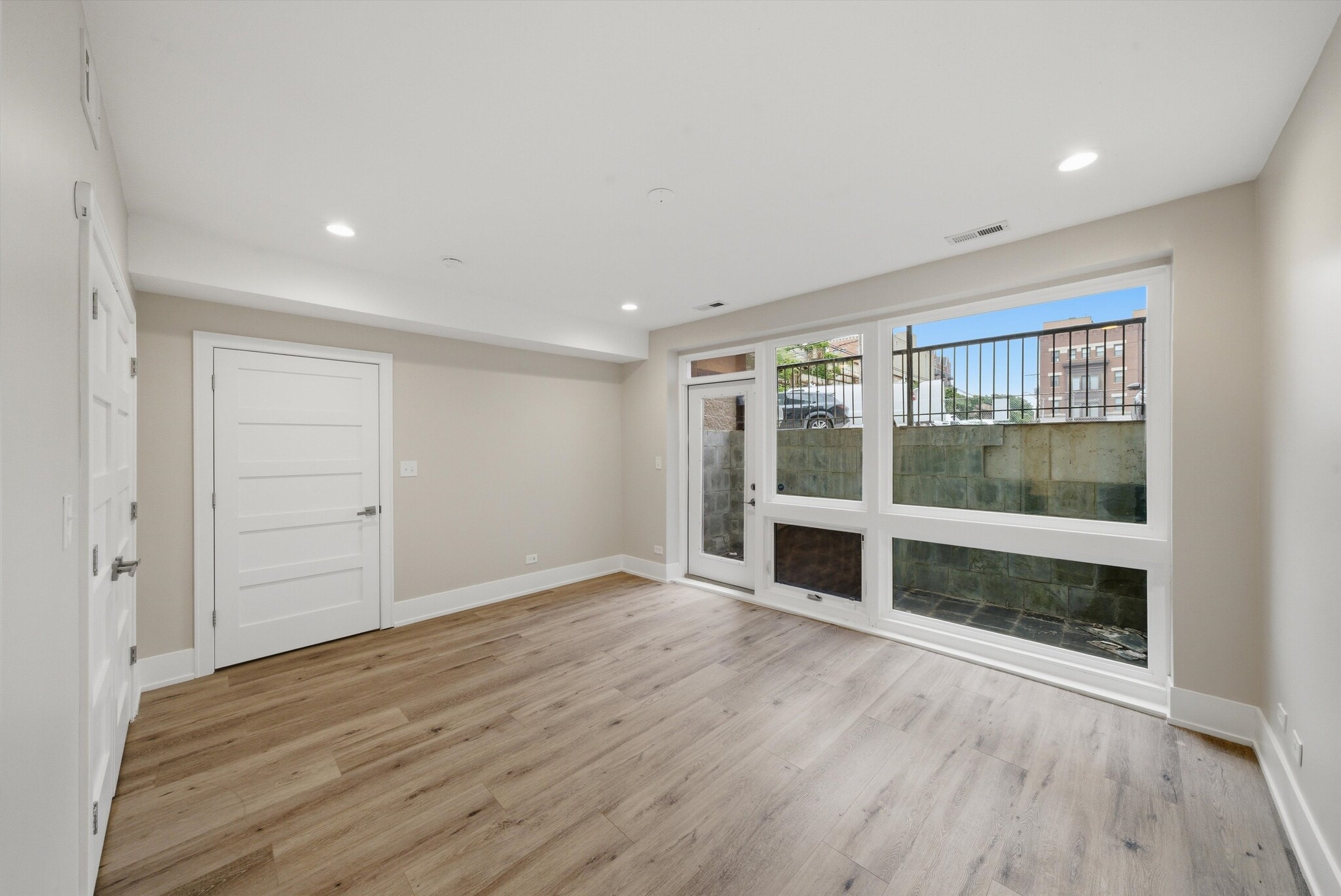 Building Photo - 308 W Evergreen Ave