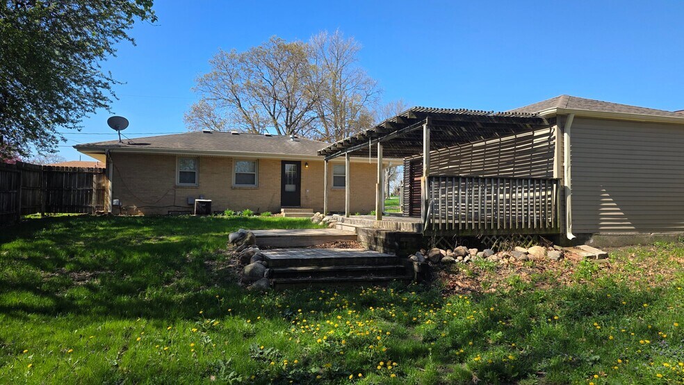 Building Photo - 2564 E Tiffin Ave