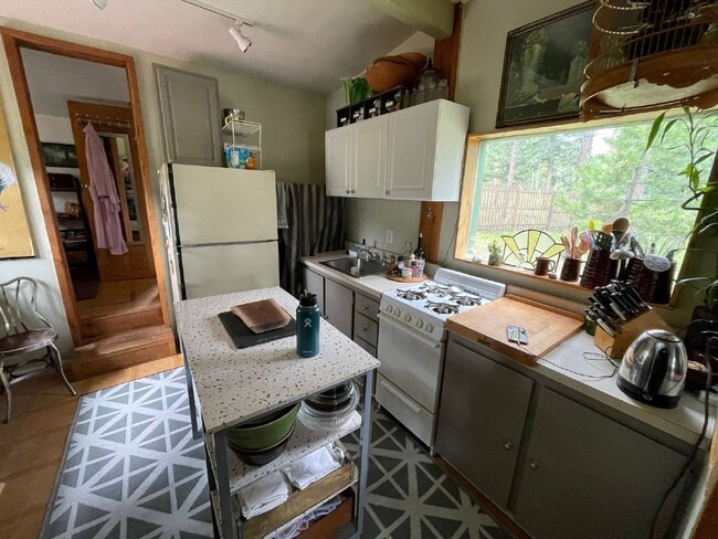 Building Photo - Super Cute Cabin in the Woods!