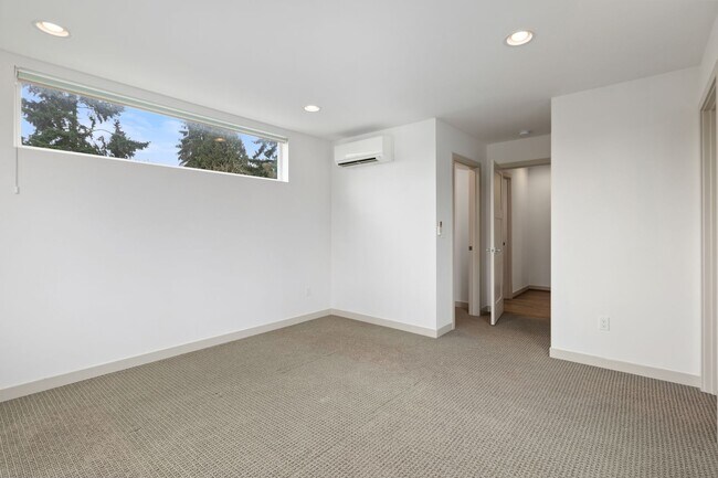 Building Photo - Modern 3-Bedroom Townhome with Rooftop Deck in NE Seattle