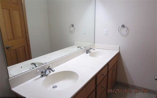 Building Photo - 2BR, 3BA Townhome for Rent