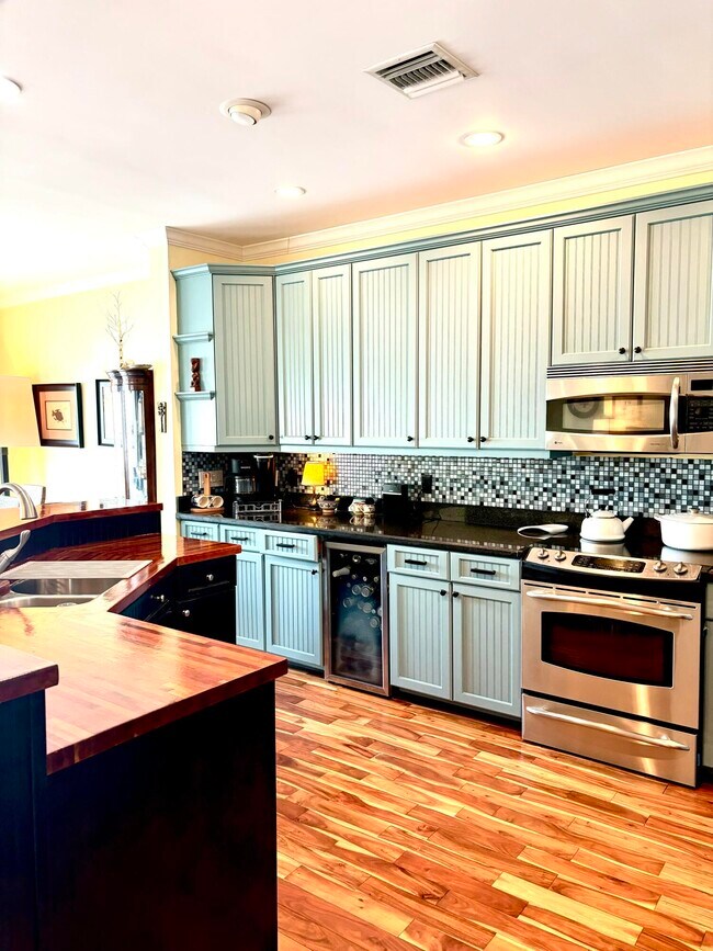 Building Photo - 328 N Lake Dr