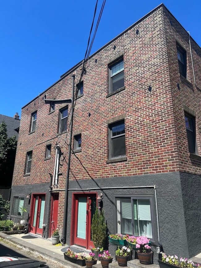 Building Photo - Lower Queen Anne Seattle 2 Bedroom Apartment for Rent | Renovated Top-Floor Home w/ Rooftop Space...