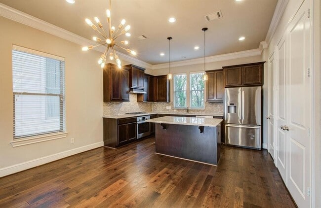 Building Photo - 610 Delano St