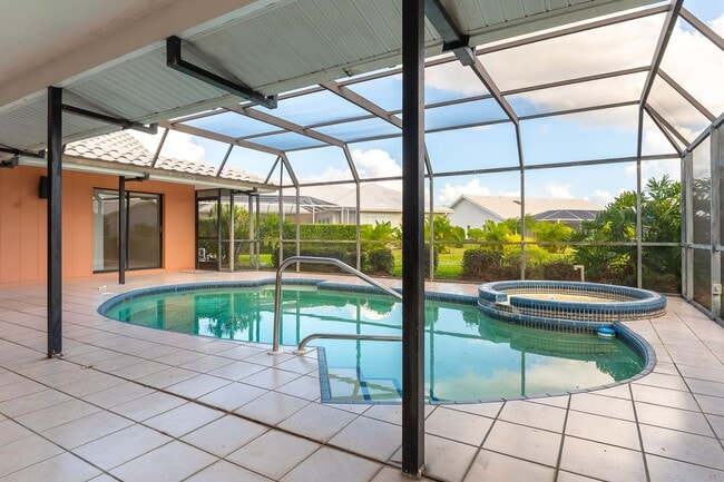 Building Photo - Spacious 3-Bed, 2-Bath Pool Home in Planta...