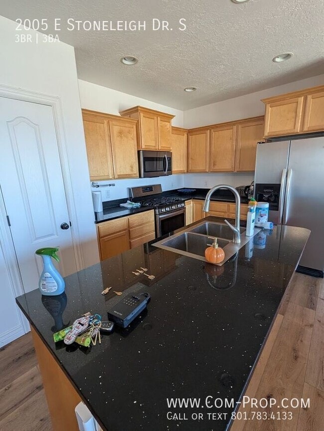 Building Photo - 2005 Stoneleigh Dr S