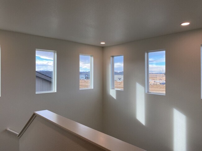 Building Photo - Exquisite 3 Bed 2.5 Bath Single Family Home