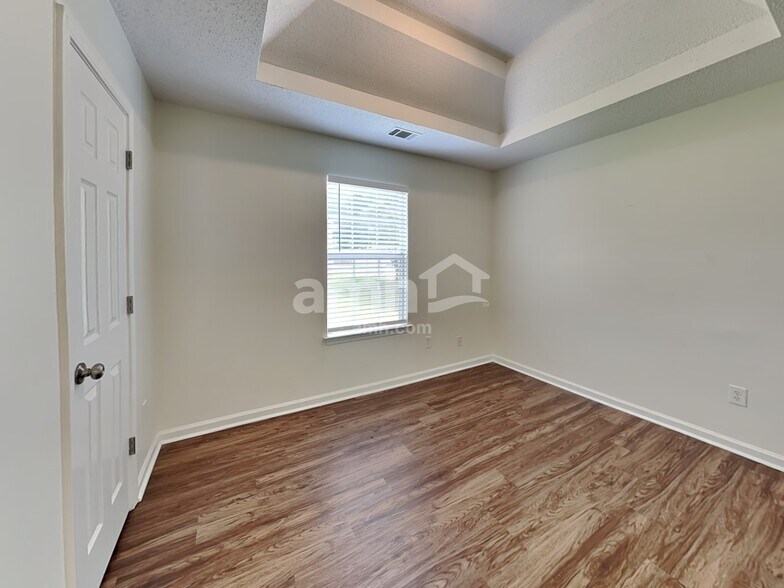 Building Photo - 375 Ermines Way
