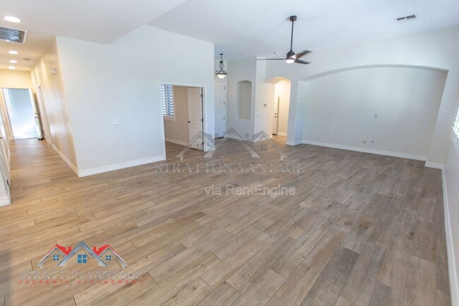 Building Photo - 661 E Julian Dr