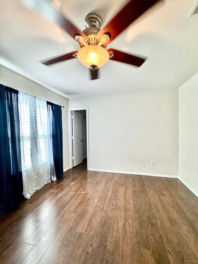 Building Photo - Spacious 5-Bedroom Home with In-Law Suite ...