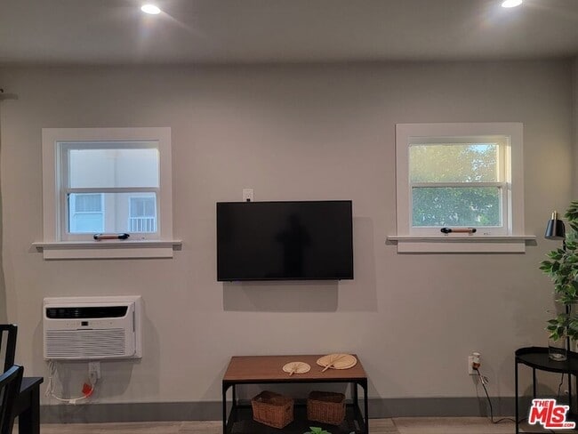 Building Photo - 1559 1/2 S Harvard Boulevard Unit