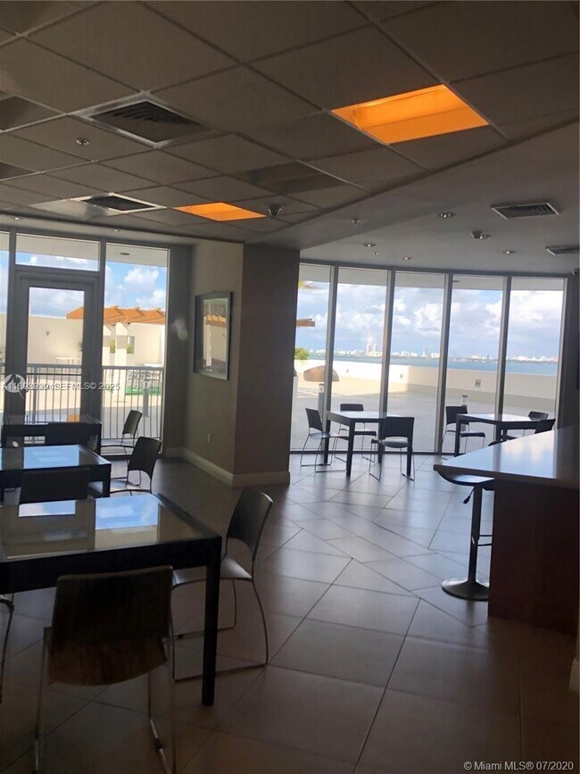 Building Photo - 1750 N Bayshore Dr