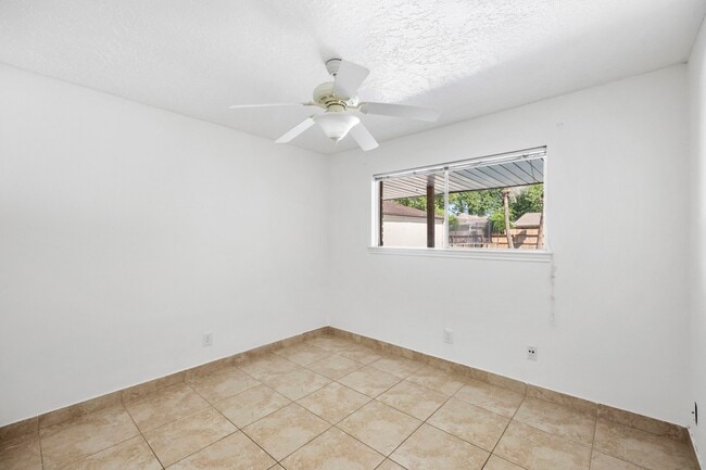 Building Photo - 14014 Briar Pl Dr