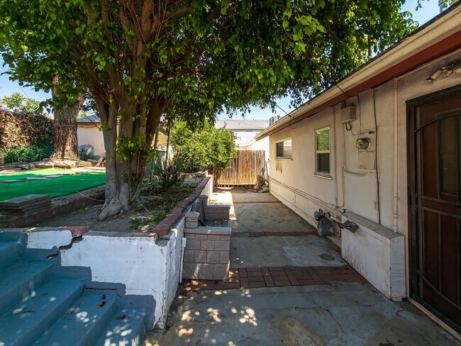 Building Photo - Charming 2-Bedroom Retreat in La Crescenta – Available Now!
