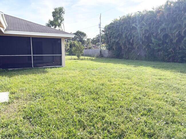 Building Photo - 2872 SW Fluvia St