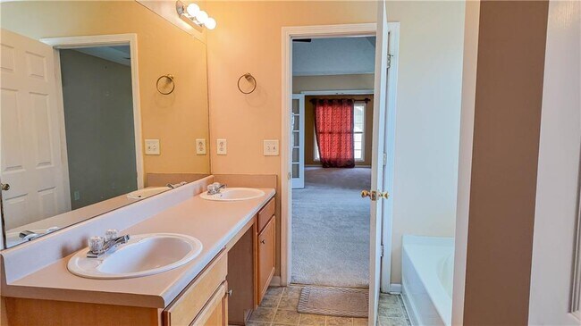 Building Photo - 2760 Rusticwood Dr SW