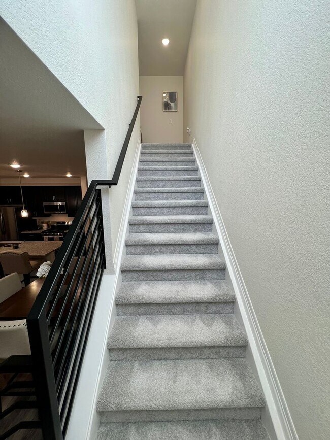 Building Photo - Almost New 3BD 2.5Bath Townhouse