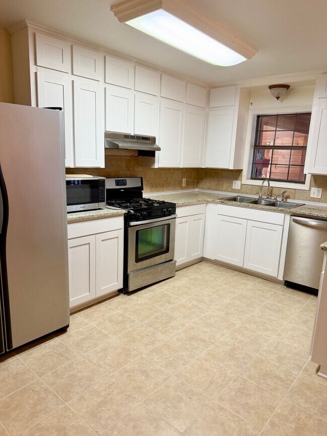 Building Photo - Southern Hills Beauty