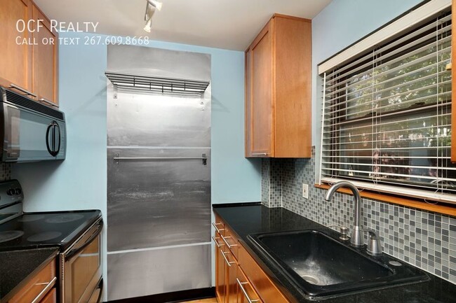 Building Photo - Wash Sq West 2 Bed Condo