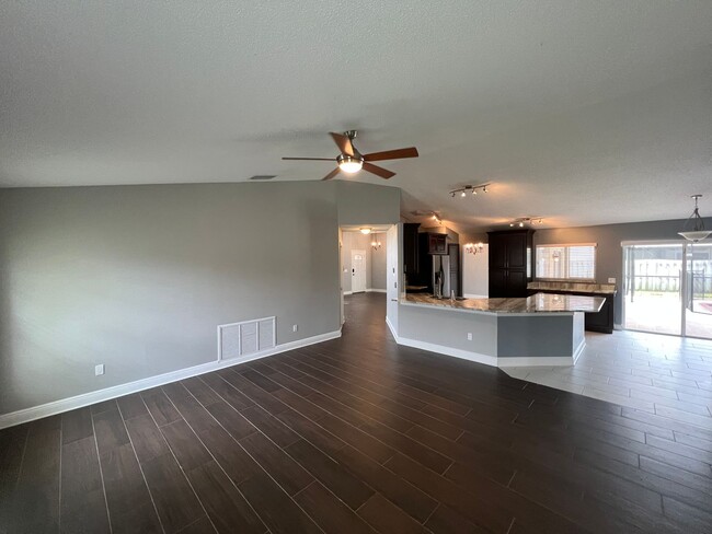 Building Photo - Fountain Lakes Community