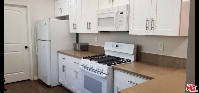 Building Photo - 3582 S Budlong Ave