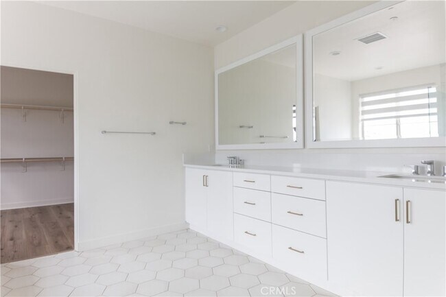 Building Photo - 35963 Bertain Dr