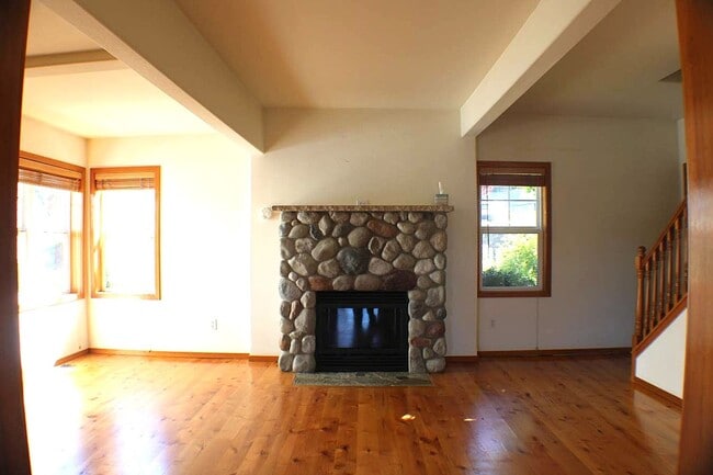 Building Photo - Experience Downtown Gig Harbor living in t...