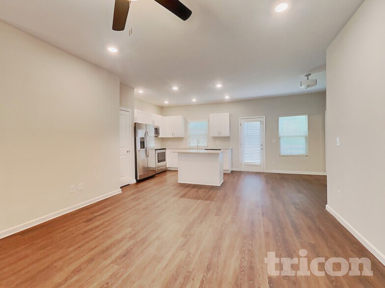 Building Photo - 1576 Queen Elizabeth Dr