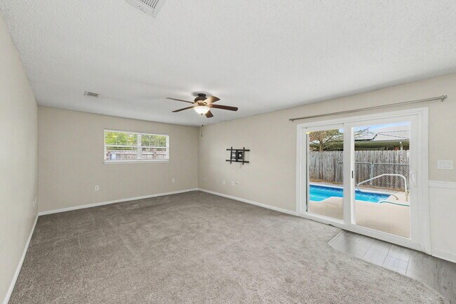 Building Photo - 6 Pinehurst Dr