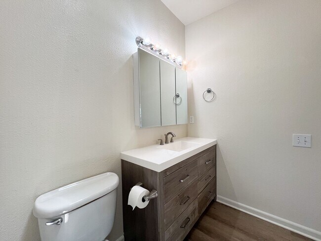 Building Photo - Spacious 3 Bed 2 Bath Home