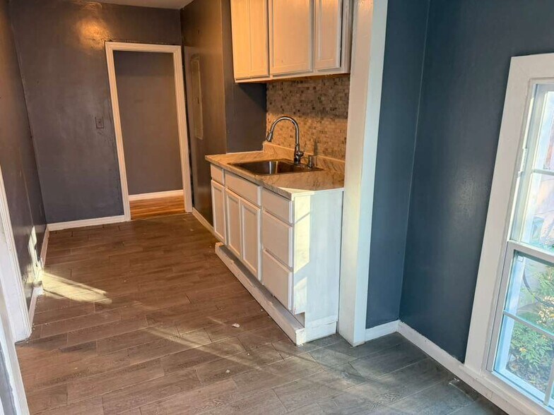 Building Photo - 1976 Lambert St