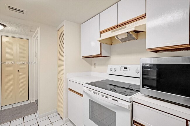 Building Photo - 9901 Westview Dr