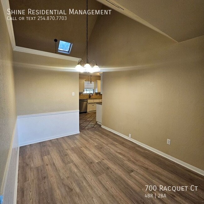 Building Photo - 700 Racquet Ct