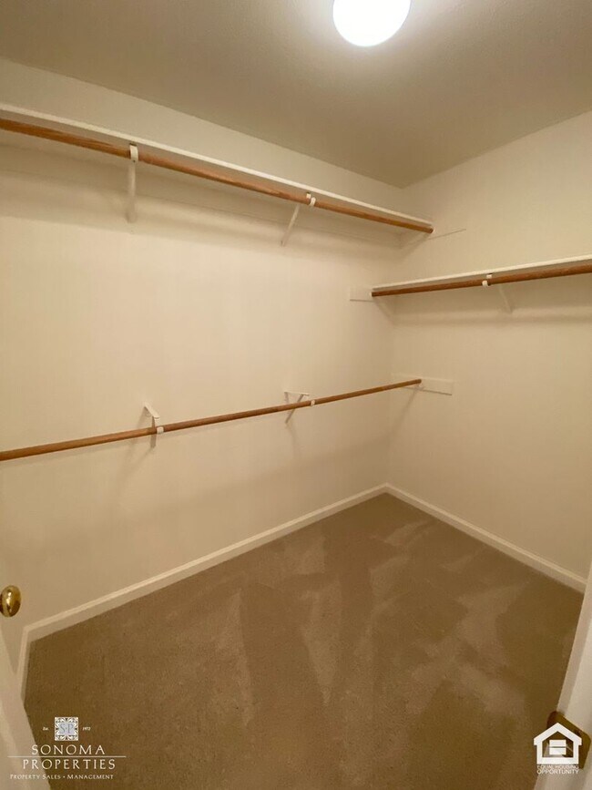 Building Photo - 4 Bedroom Eastside Gem!