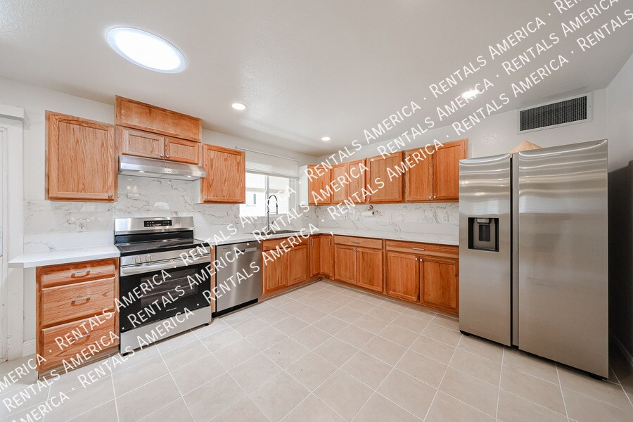 Building Photo - 935 E Wesleyan Dr