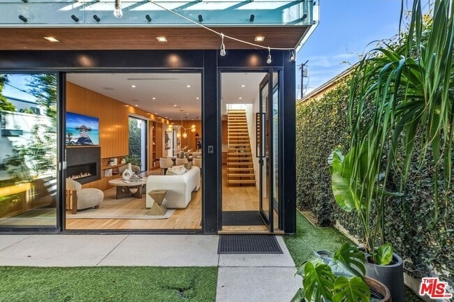 Building Photo - 722 Marine St