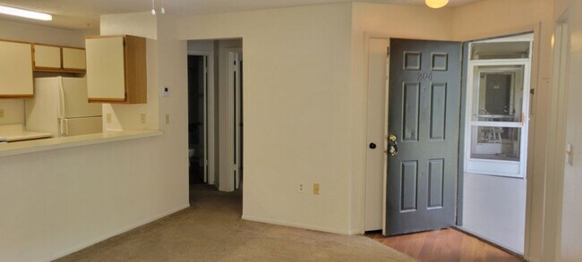 Building Photo - Landing - 621-204