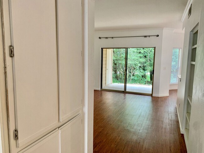 Building Photo - Amazing 1 bedroom, 1 bathroom Condo in Montevista!