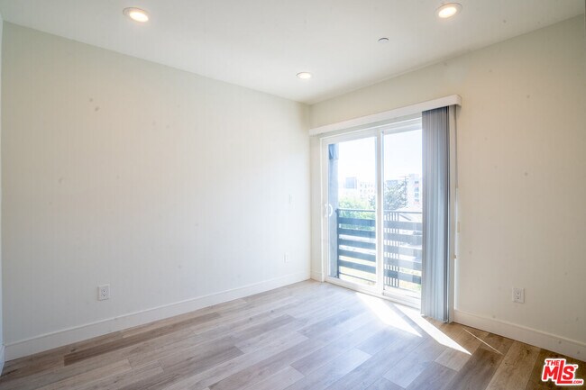 Building Photo - 608 1/2 N Gramercy Pl