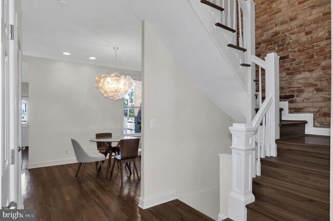 Building Photo - 117 15th St SE