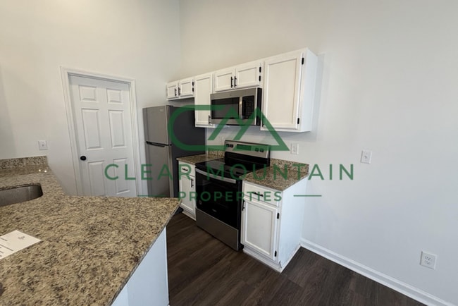 Building Photo - MOVE-IN SPECIAL! FREE RENT!