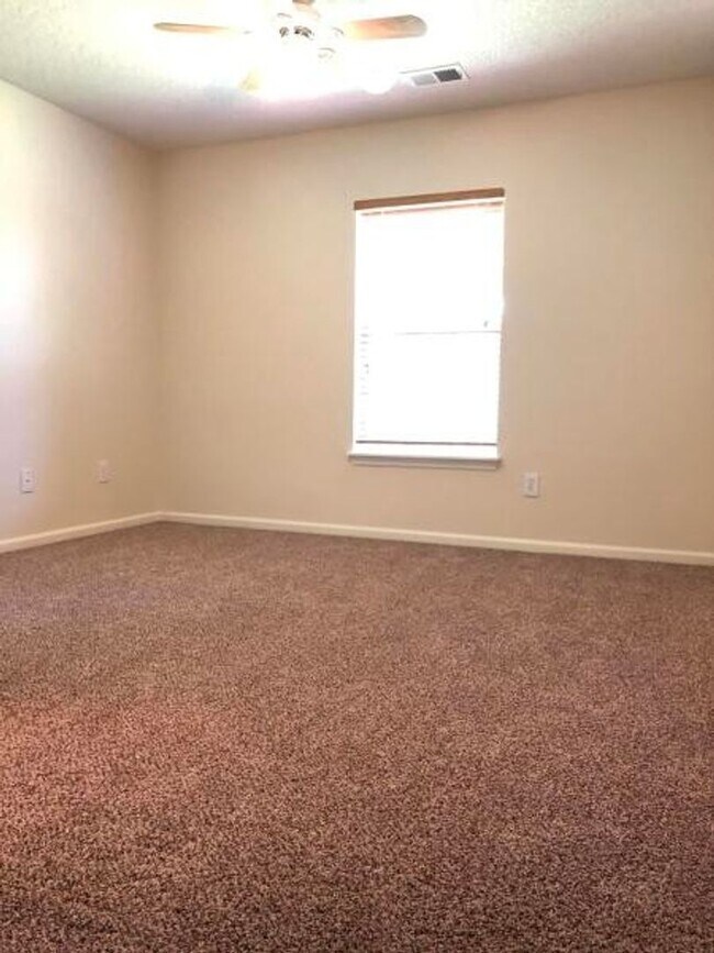 Building Photo - Available April 1st. 4 Bedroom 3 Full Bath Home