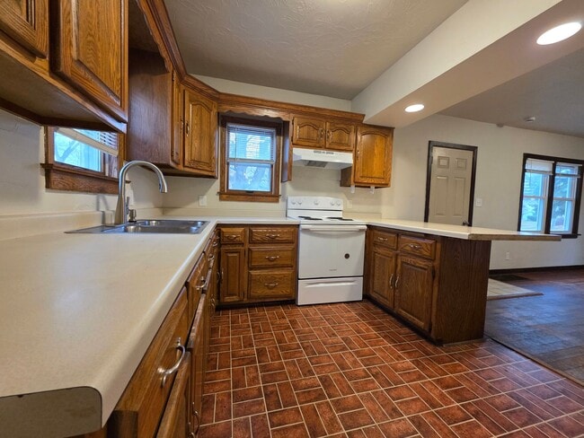 Building Photo - Charming 2 Bedroom 1 Bath Single Family Home-Available Now!