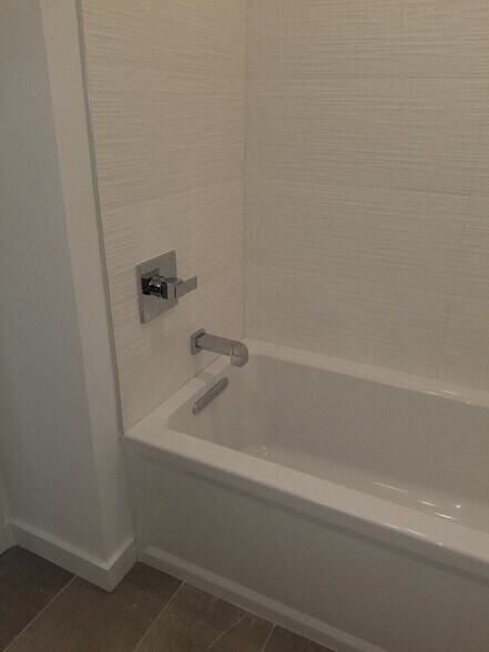 Building Photo - 425 3rd St