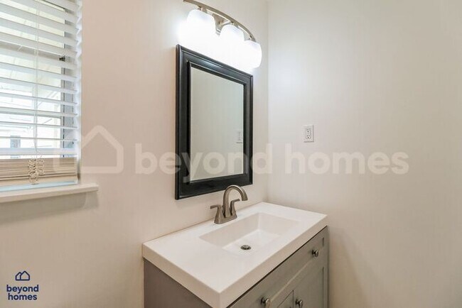 Building Photo - 3-Bedroom Home with Modern Updates and Spacious Yard - Ready for YOU to Move-In!