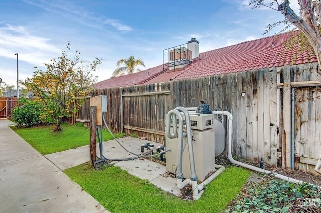 Building Photo - 14004 Las Entradas - Gorgeous NW remodeled...