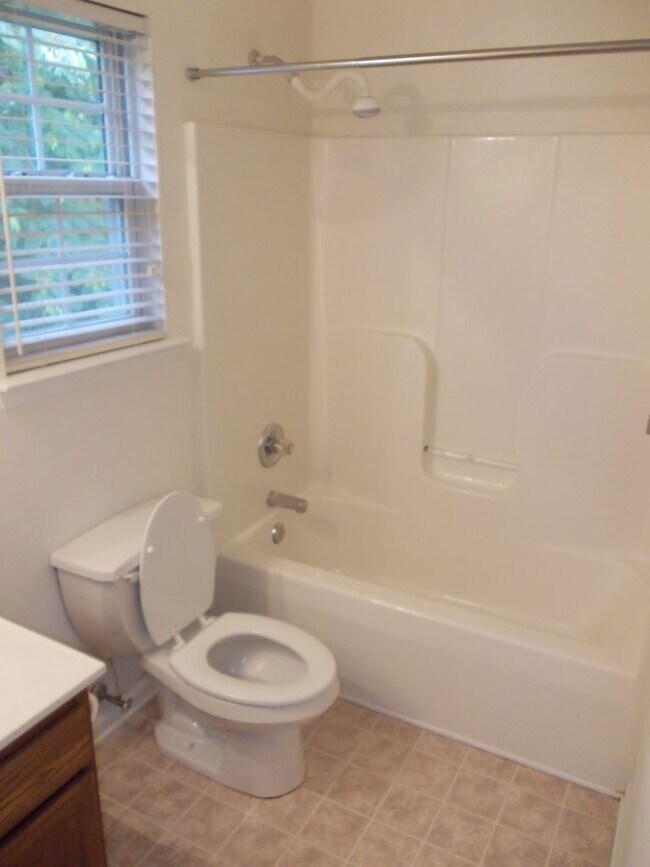 Building Photo - Great 2 story home with fenced back yard i...