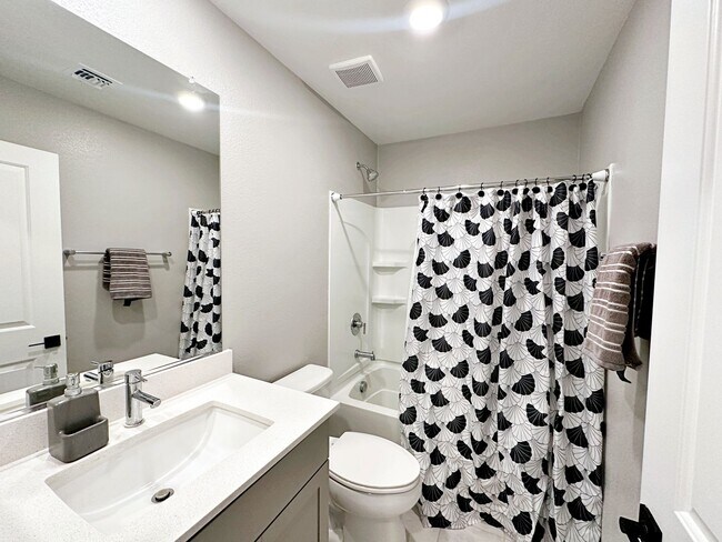 Building Photo - 4 BEDROOM + LOFT HOME IN GATED COMMUNITY
