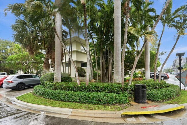 Building Photo - 9881 W Bay Harbor Dr